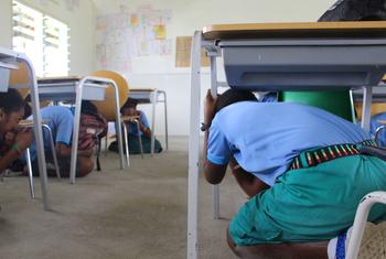 Katika maeneo ya ukanda wa chini wa pwani huko Vanuatu, wanafunzi wakifanya zoezi la kujiandaa dhidi ya mawimbi ya Tsunami