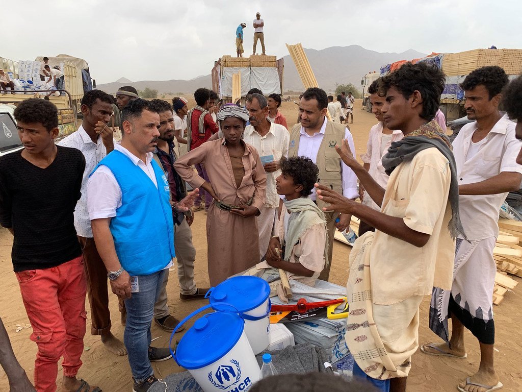 难民专员办事处的一名工作人员与也门哈贾省的流离失所儿童谈话。 