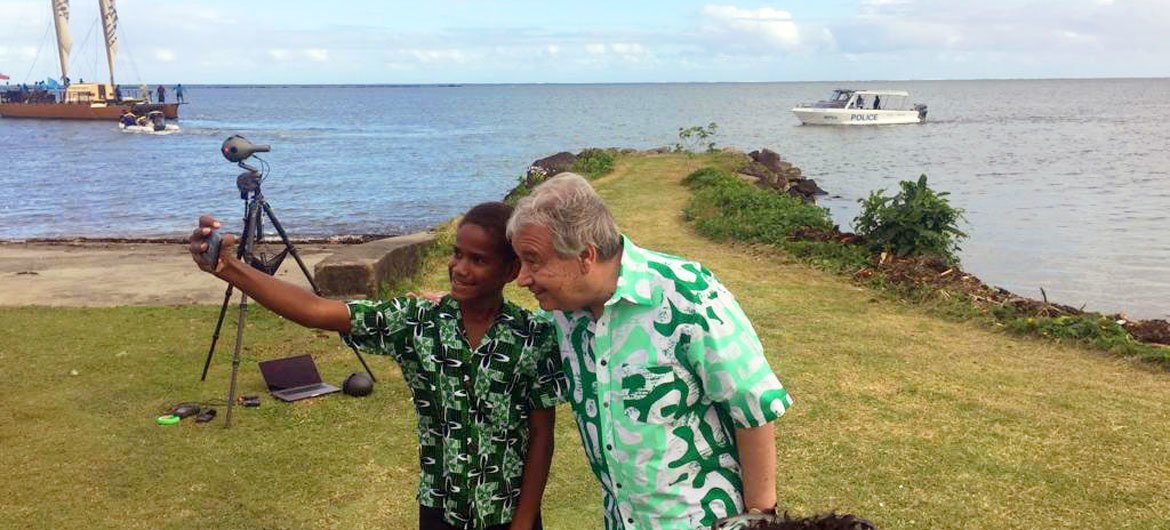 A student takes a selfie with Secretary-General António Guterres during the UN chief's visit to Fiji in May 2019.