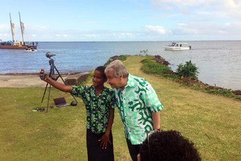 A student takes a selfie with Secretary-General António Guterres during the UN chief's visit to Fiji in May 2019.