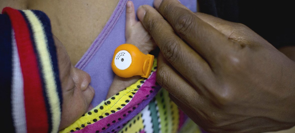 En Papouasie-Nouvelle-Guinée, un bébé porte un dispositif orange d'alerte à l'unité néonatale de l'hôpital général de Mendi dans la province des Southern Highlands pour surveiller sa température.