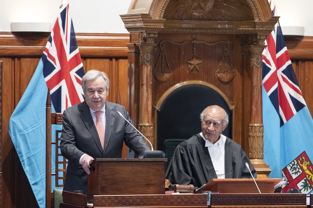 Le Secrétaire général de l'ONU, António Guterres, devant le Parlement des Fidji, à Suva, la capitale, le 16 mai 2019.