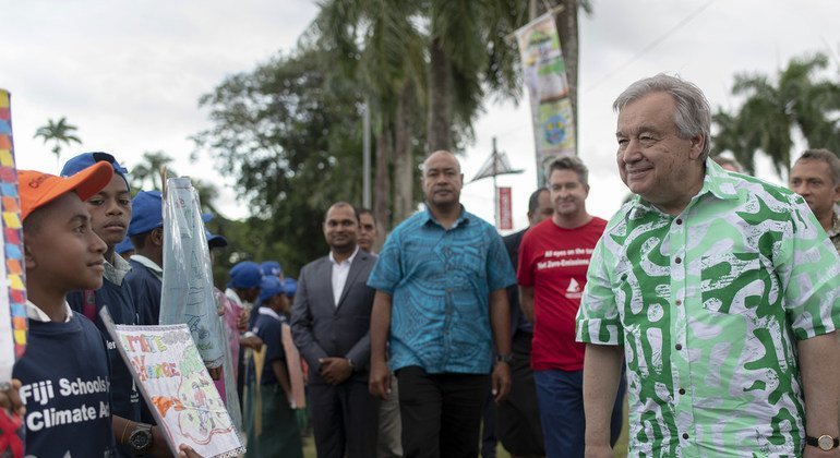 El Secretario General, António Guterres, habla con un estudiante en Suva, Fiji, que participó en una exposición sobre acción climática