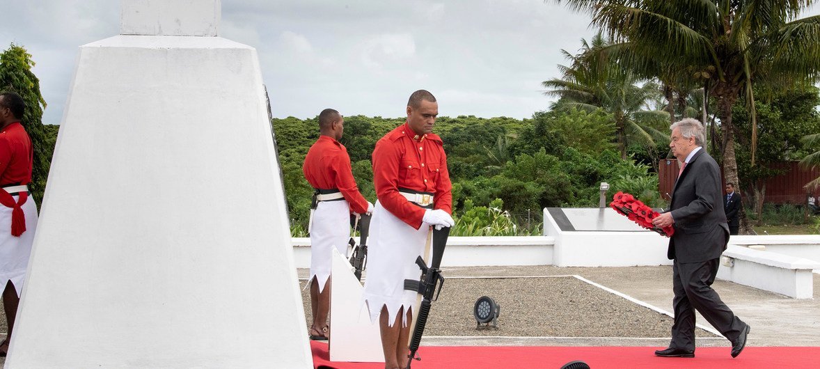 联合国秘书长古特雷斯在斐济首都苏瓦的国家战争纪念碑前，向太平洋区域不幸牺牲的维和人员敬献花圈。