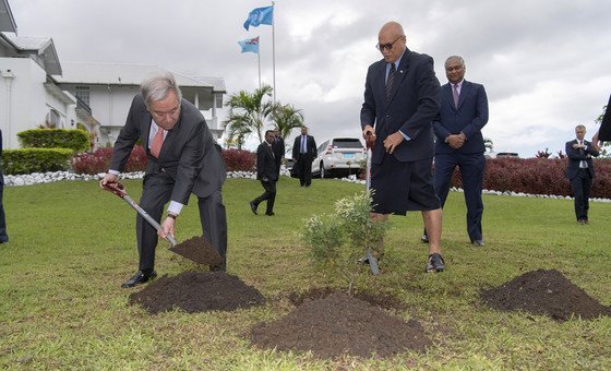 António Guterres plantou uma árvore com o Presidente das Fiji,  Jioji Konrote.