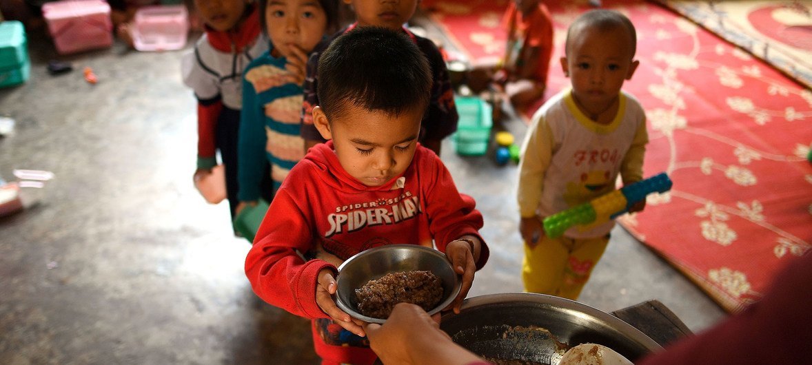 Местные школьники обедают в начальной школе Бан Бор в округе Шай, Лаосская Народно-Демократическая Республика. (14 мая 2019 г.)