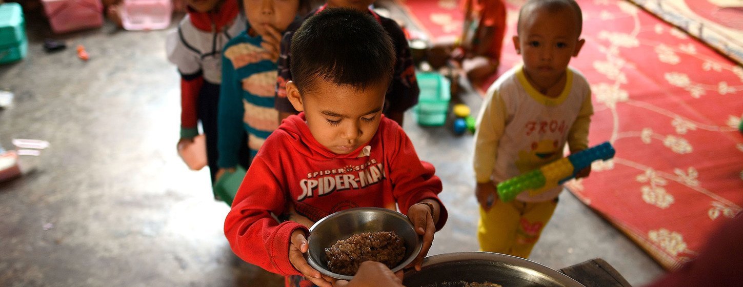Niños en una escuela en el distrito de Xay, en la República Popular Democrática de Laos, reciben sus comidas.