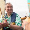El Secretario General, António Guterres, a bordo de un barco ecológico, movido por energía solar y que sirve como buque escuela para la conservación de los oceános y los temas relacionados con el cambio climático.