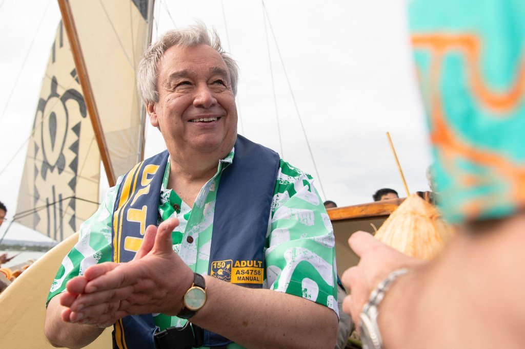 الأمين العام أنطونيو غوتيريش في جولة على متن قارب صديق للبيئة يعمل بالرياح والطاقة الشمسية. فيجي: 16 مايو 2019.