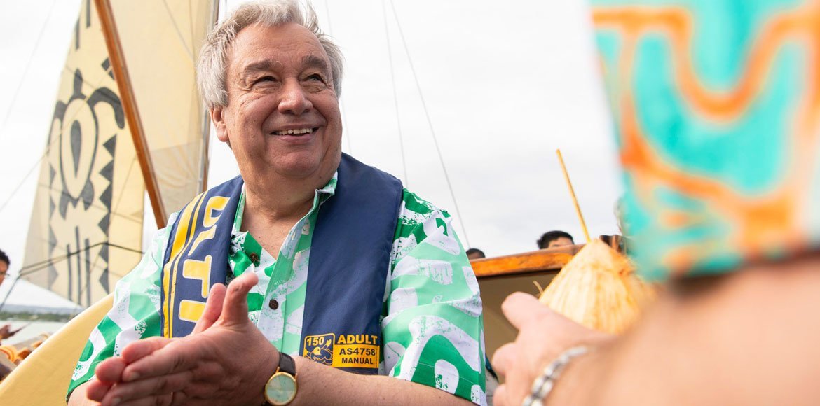 Le Secrétaire général de l'ONU, António Guterres, au large des îles Fidji à bord d'un bâteau utilisant l'énergie solaire.