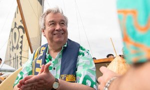 El Secretario General, António Guterres, a bordo de un barco ecológico, movido por energía solar y que sirve como buque escuela para la conservación de los oceános y los temas relacionados con el cambio climático.