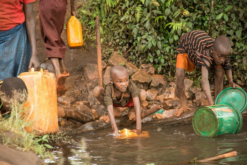 Watoto wakiteka maji machafu katika mto karibu na nyumbani jimbo la Ruyigi nchini Burundi. Septemba 14, 2017