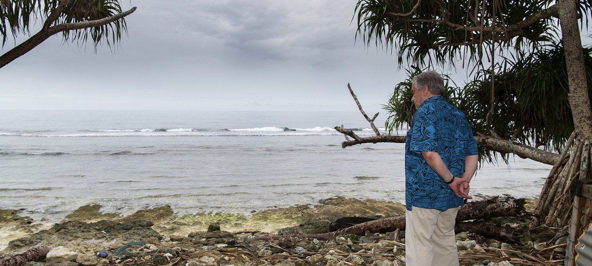 Katibu Mkuu wa Umoja wa Mataifa António Guterres akiwa katika kisiwa cha Tuvalu kilichoko katika bahari ya Pasifiki. 