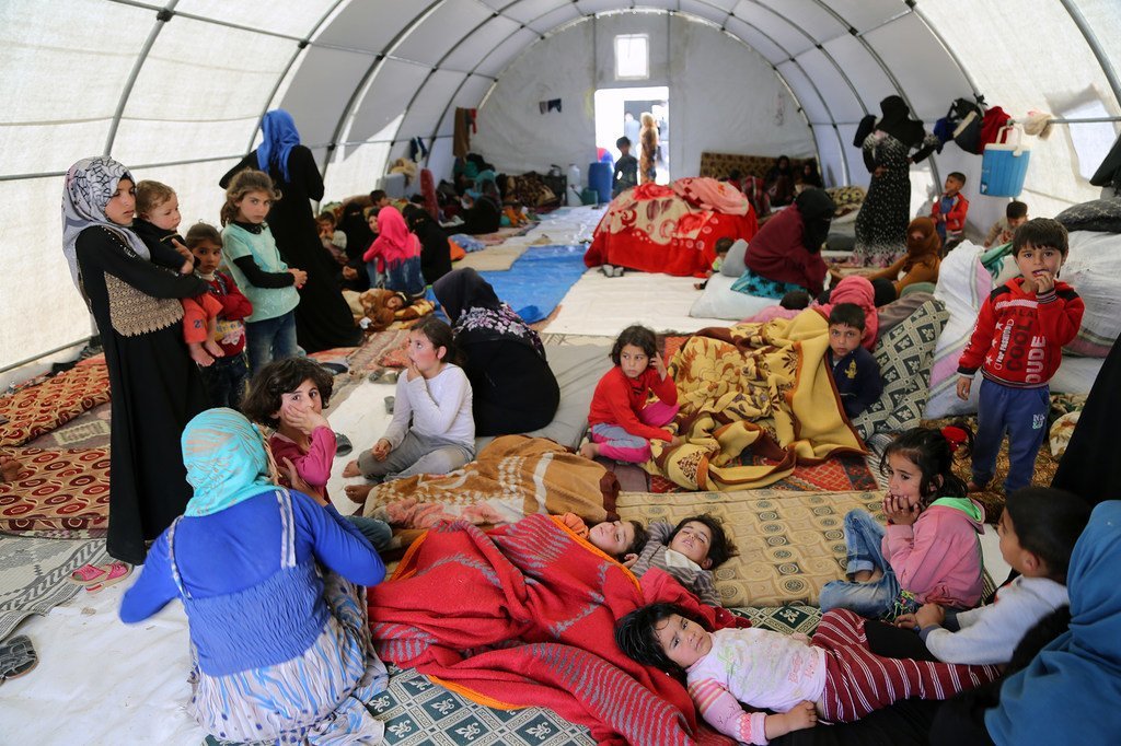 Des familles fuyant les hostilités près de Kafr Lusein, en République arabe syrienne, dans des tentes collectives fournies par le Croissant-Rouge turc. (9 mai 2019) 