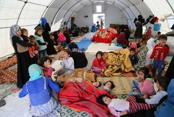 Des familles fuyant les hostilités près de Kafr Lusein, en République arabe syrienne, dans des tentes collectives fournies par le Croissant-Rouge turc. (9 mai 2019) 
