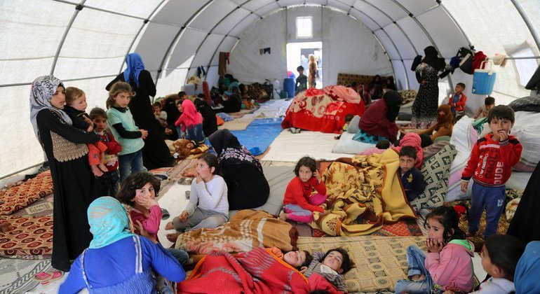 Algunas familias que huyen de las hostilidades en Siria han encontrado refugio en tiedas entregadas por la Media Luna Roja Turca