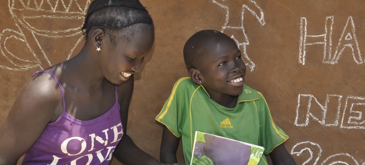 غور دينج كواربانج، لاجئ من جنوب السودان، في معسكر كول بإثيوبيا، يستمع إلى أخته الكبرى وهي تقرأ له قصة.