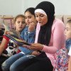 إحدى سفيرات مبادرة "نحن نحب القراءة" تقرأ قصة للأطفال