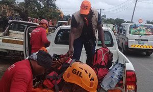 Em Moçambique, bombeiros brasileiros em ação sendo transportados pelo Unfpa.