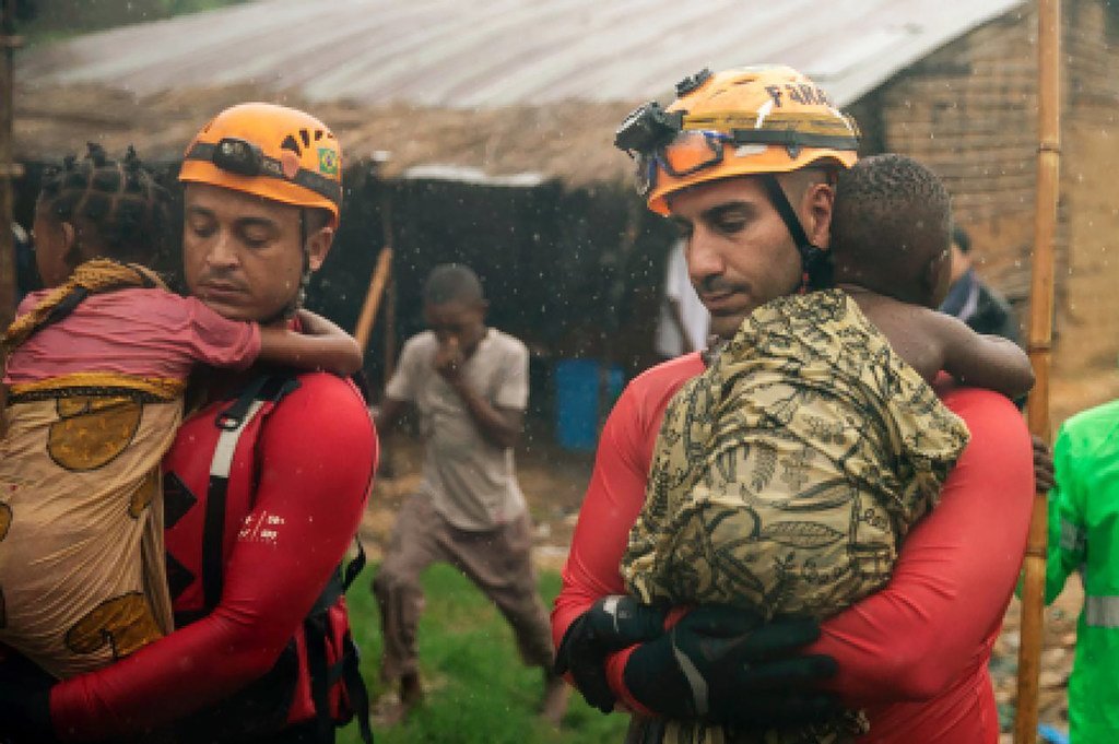 热带气旋肯尼斯：巴西消防队员在莫桑比克灾区进行搜索和救援行动。