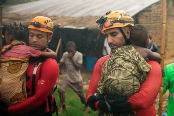 热带气旋肯尼斯：巴西消防队员在莫桑比克灾区进行搜索和救援行动。
