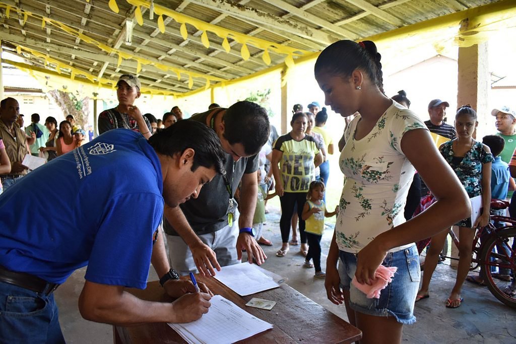 Des Vénézuéliens recoivent une assistance à Boa Vista, dans l'Etat de Roraima, au Brésil.