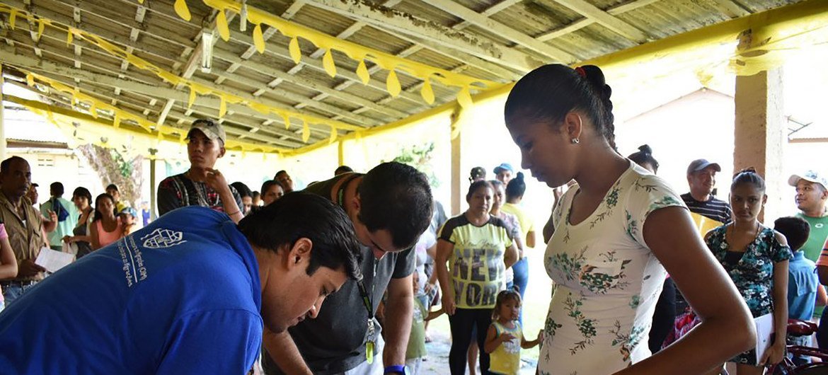 Migrantes y refugiados venezolanos reciben ayuda en Boa Vista, Roraima, Brasil.