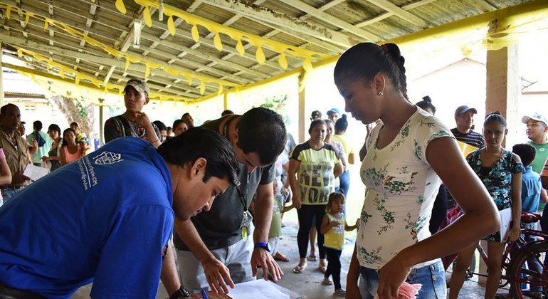 Migrantes y refugiados venezolanos reciben ayuda en Boa Vista, Roraima, Brasil.