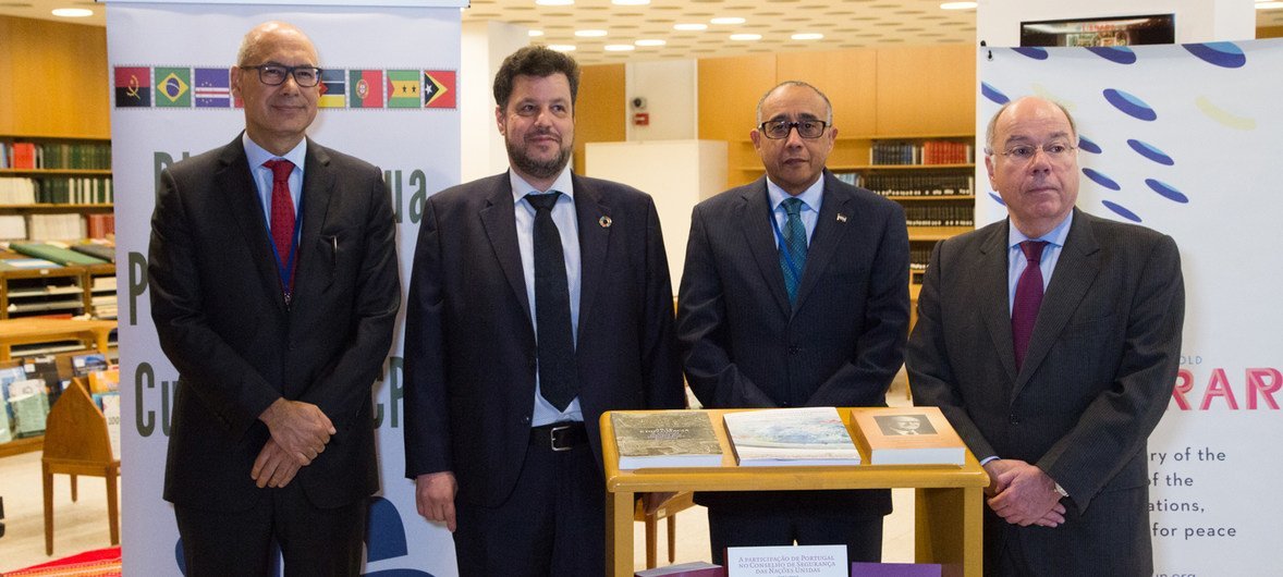 Representante permanente de Portugal junto à ONU, Francisco Duarte Lopes; chefe da Biblioteca da ONU, Thanos Giannakopoulos; embaixador de Cabo Verde junto à ONU, José Luís Rocha; e o embaixador do Brasil, Mauro Vieira.