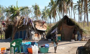 Menina usando a máscara de Mussiro posa para a foto em Matemo, Moçambique, ilha afetada pelo ciclone Kenneth. 