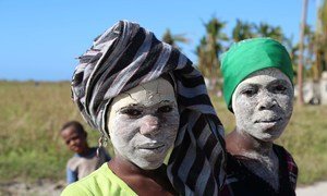 Nativas de Matemo com a máscara de Mussiro, um creme tradicional para a pele, feito do caule de uma planta conhecida pelo mesmo nome. Moçambique, 8 de maio de 2019. 