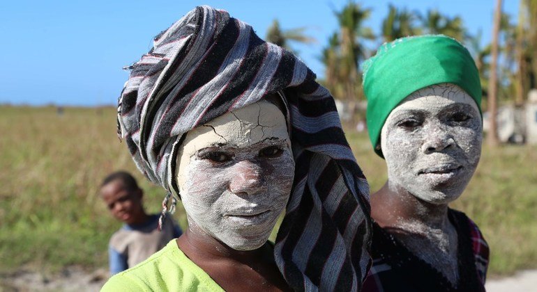 Nativas de Matemo com a máscara de Mussiro, um creme tradicional para a pele, feito do caule de uma planta conhecida pelo mesmo nome. Moçambique, 8 de maio de 2019. 