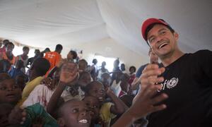 No dia 27 de maio de 2019 na Beira, Moçambique, o embaixador do Unicef Orlando Bloom visitou um espaço para crianças deslocadas pelos ciclones e que agora vivem no Centro de Acomodação Temporária Samora Machel.