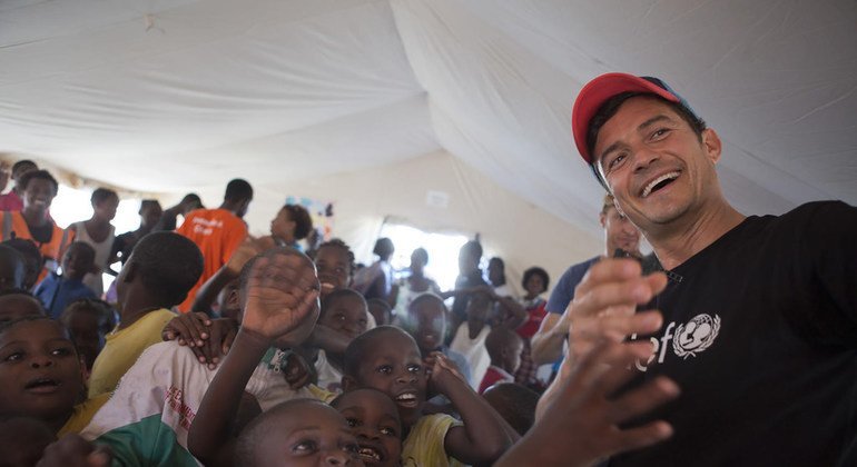 No dia 27 de maio de 2019 na Beira, Moçambique, o embaixador do Unicef Orlando Bloom visitou um espaço para crianças deslocadas pelos ciclones e que agora vivem no Centro de Acomodação Temporária Samora Machel.