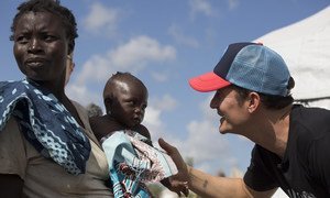 Em Moçambique,Orlando Bloom visita com Logina Jona, de 5 meses, e sua mãe, Sonia Paulo Jona, deslocadas pelo impacto dos recentes ciclones e agora vivendo no Local de Reassentamento Mutua.