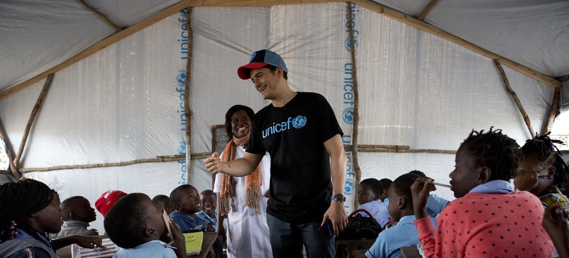 O embaixador do Unicef Orlando Bloom se encontrou com os alunos da Escola Primária de 12 de outubro, na Beira, em Moçambique.