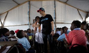O embaixador do Unicef Orlando Bloom se encontrou com os alunos da Escola Primária de 12 de outubro, na Beira, em Moçambique.