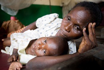 Tshela, âgée de 5 ans, avec sa mère, après avoir reçu un traitement pour malnutrition aiguë sévère dans un centre thérapeutique, dans la région du Kasaï en RDC.