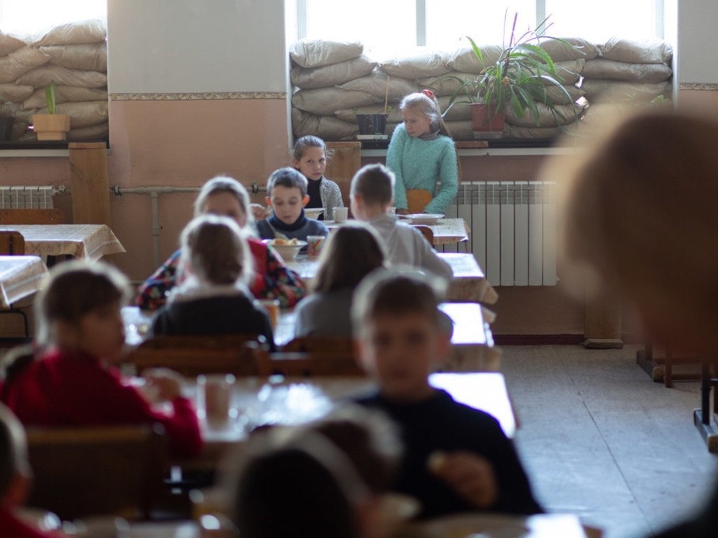 A Mariinka, dans l'Est de l'Ukraine, des exercices d'évacuation font partie du quotidien des écoliers.
