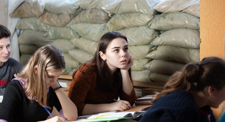 В ЮНИСЕФ обеспокоены тем, что на востоке Украины участились обстрелы школ.