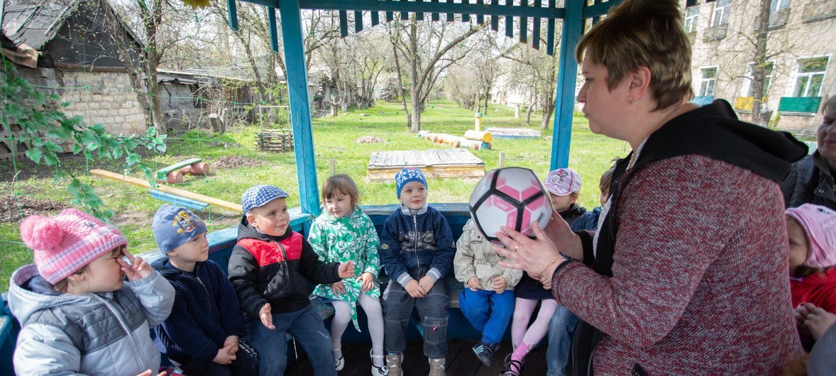 Дети ходят в детский сад, расположенный в здании школы в Новотошково - всего в двух километрах от линии соприкосновения, где боевые действия являются наиболее активными.