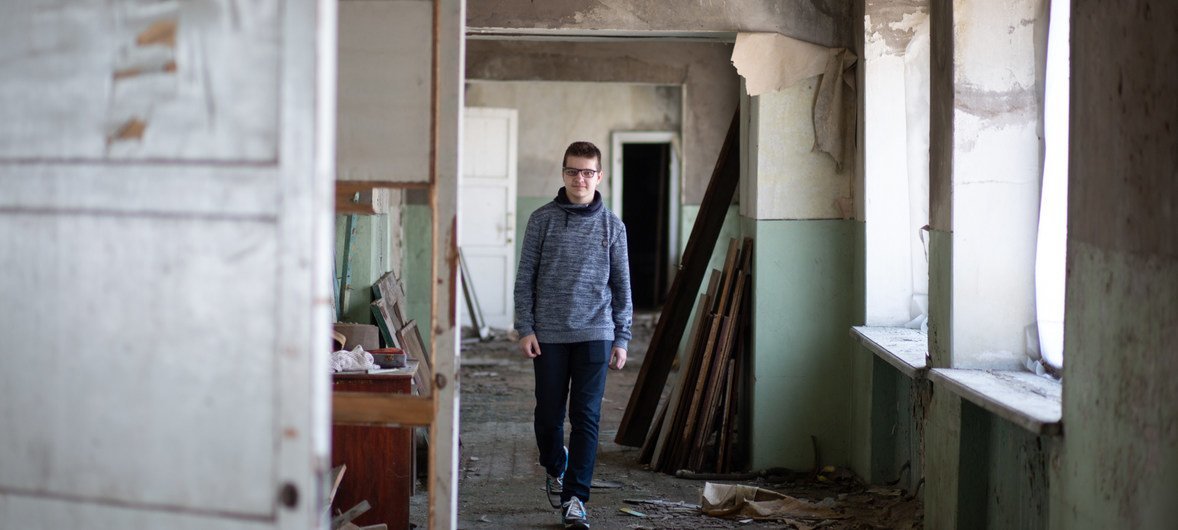 乌克兰东部小镇诺沃托什基夫斯克，一名14岁的男童站在已成废墟的教室里。