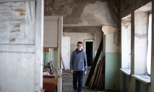 乌克兰东部小镇诺沃托什基夫斯克，一名14岁的男童站在已成废墟的教室里。