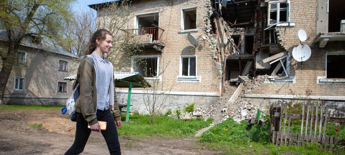 Sonia, de 14 años, planea con cuidado su camino a la escuala en la pequeña ciudad de Ucrania en la que vive ya que está llena de metralla y restos de explosivos de guerra sin estallar.