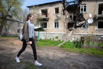 乌克兰十四岁的索尼娅在出门散步之前需要提前做好规划，因为镇上还残留着许多弹片和未爆炸的战争残留物。