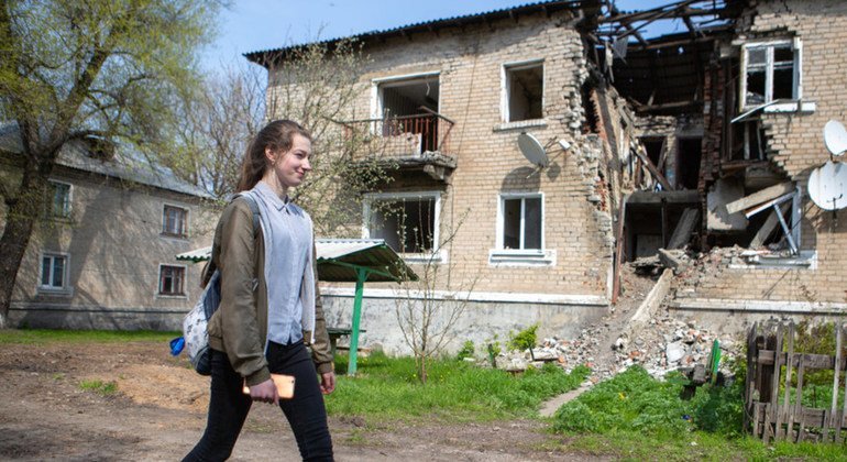 Sonia, de 14 años, planea con cuidado su camino a la escuala en la pequeña ciudad de Ucrania en la que vive ya que está llena de metralla y restos de explosivos de guerra sin estallar.