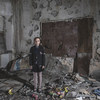 Masha Khromchenko se tient debout dans une salle de classe de maternelle qui a été directement touchée par un obus dans la région de Louhansk, en Ukraine. (archive : 23 septembre 2018)