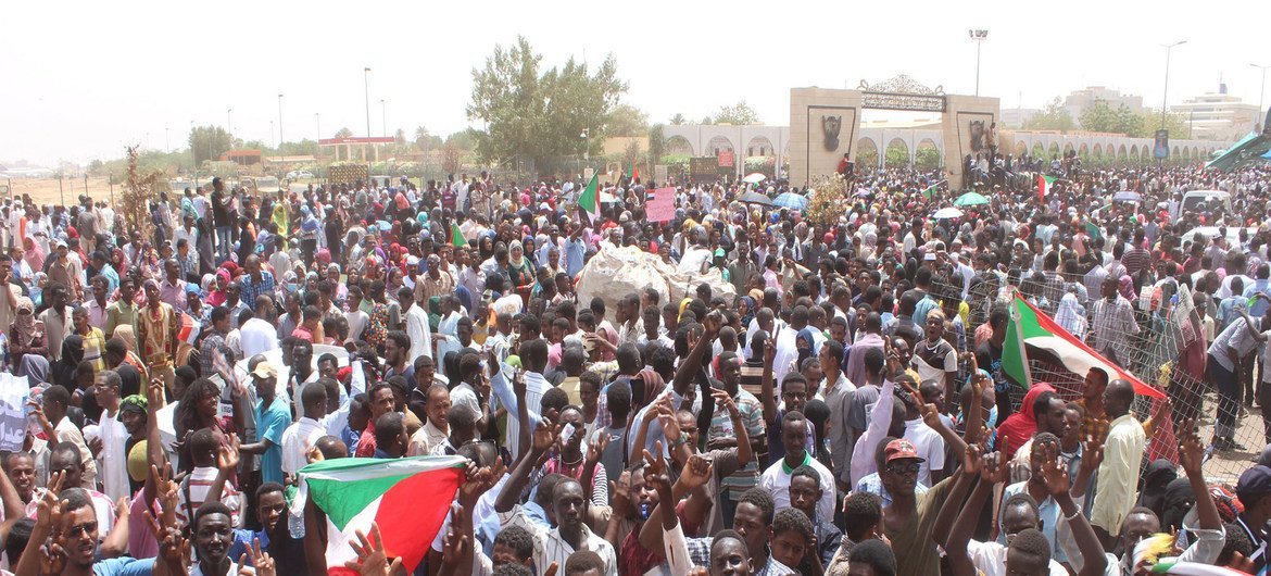 جانب من المتظاهرين المعتصمين أمام القيادة العامة لقوات الشعب المسلحة السودانية في العاصمة السودانية الخرطوم - (11 أبريل 2019)