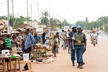 حفظة سلام من بعثة الأمم المتحدة في جمهورية إفريقيا الوسطى (MINUSCA) يقومون بدورية في بانجي، عاصمة البلاد.