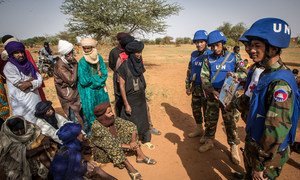 Des casques bleus cambodgiens de la mission de l'ONU au Mali (MINUSMA) sensibilisent des Maliens aux dangers des mines. L'ONU et l'Organisation internationale de la Francophonie veulent accroître les effectifs francophones dans les opérations de paix